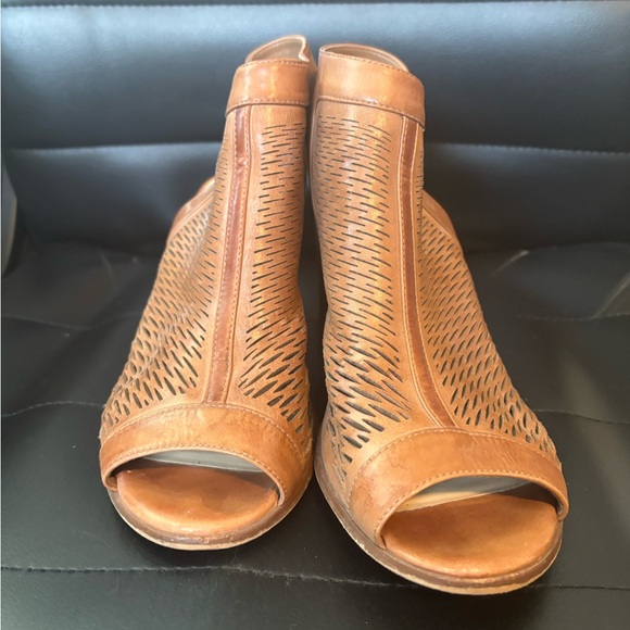 Good used condition Vince Camuto brown block heel sandal - Picture 2 of 4